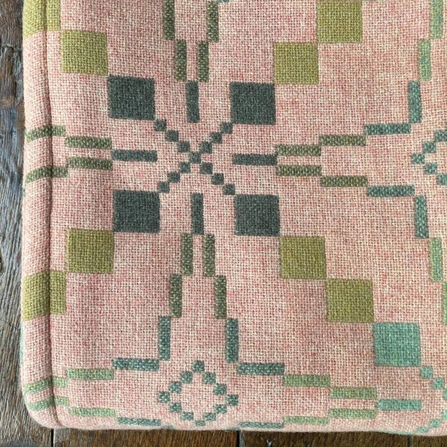 Vintage Star Welsh Throw - Blossom